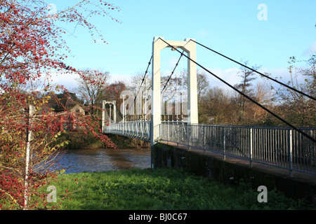 Exeter Kai an einem sonnigen Wintertag am Karottenhosenträger Wehr Hängebrücke Stockfoto