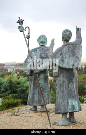 Skulpturen von Pilgern am Monte del Gozo hagelt Kathedrale von Santiago De Compostela in der Ferne in Galicien, Spanien. Stockfoto