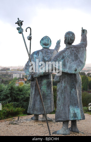 Skulpturen von Pilgern am Monte Gozo hagelt Kathedrale von Santiago De Compostela in der Ferne in Galicien, Spanien. Stockfoto