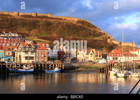 Angelboote/Fischerboote im Hafen von Scarborough gegen Scarborough Castle auf South Bay in Scarborough, North Yorkshire, UK Stockfoto