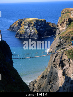 Carrick-a-Rede Rope Bridge, in der Nähe von Ballintoy, County Antrim, Nordirland, Großbritannien Stockfoto