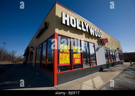 Ein Hollywood Film Verleih Videothek wirbt ein Going out of Business-Verkauf in Rogers, Arkansas Stockfoto