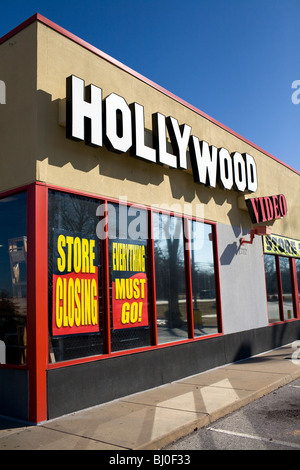 Ein Hollywood Film Verleih Videothek wirbt ein Going out of Business-Verkauf in Rogers, Arkansas Stockfoto