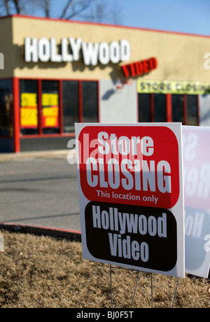 Ein Hollywood Film Verleih Videothek wirbt ein Going out of Business-Verkauf in Rogers, Arkansas Stockfoto