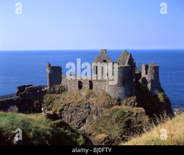 Ansicht der Burg und Meer, Dunluce Castle, County Antrim, Nordirland, Vereinigtes Königreich Stockfoto