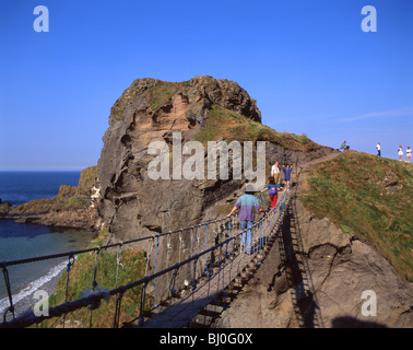 Carrick-a-Rede Rope Bridge, in der Nähe von Ballintoy, County Antrim, Nordirland, Großbritannien Stockfoto