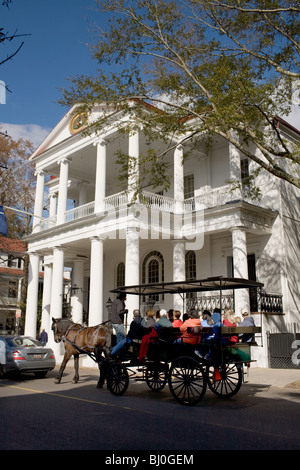 Pferd und Wagen Tour vorbei an South Carolina Society Hall, Charleston Stockfoto