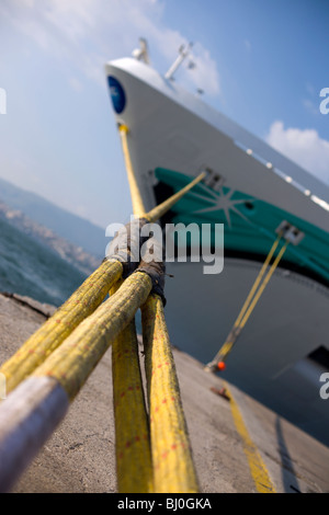 Ein Kreuzfahrtschiff in Izmir angedockt Stockfoto