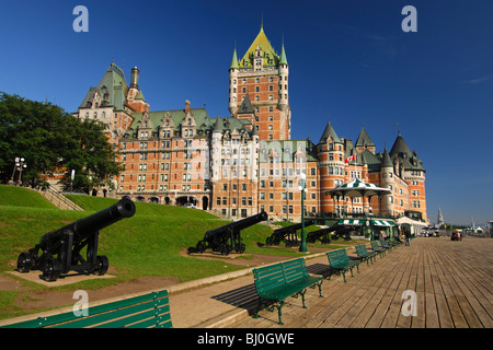 Alte Waffen auf der Promenade vor dem Hotel Fairmont Le Château Frontenac Quebec City, Kanada Stockfoto