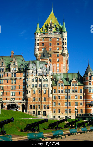 Alte Waffen auf der Promenade vor dem Hotel Fairmont Le Château Frontenac Quebec City, Kanada Stockfoto