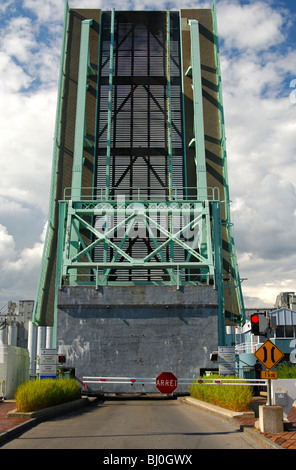 Offenen Zugbrücke in das Hafenbecken von Quebec City, Kanada Stockfoto
