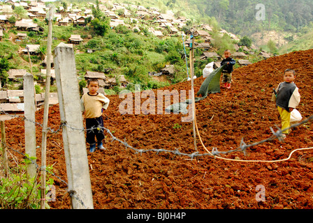 Kinder spielen im Feld, Umpium Flüchtlingslager (thai-burmesischen Grenze), südlich von Tak, Mae Sot, thailand Stockfoto