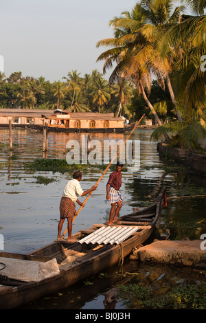 Indien, Kerala, Alappuzha, Chennamkary, Backwaters, schwer beladene Einbaum-Kanu tragenden Baustoffe Stockfoto