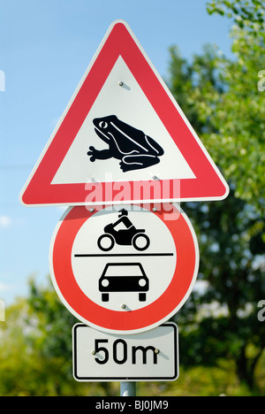 Kröte Migration, Verkehrszeichen Stockfoto