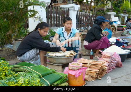 Lao Mädchen Grillen Bananen in Luang Prabang Markt Stockfoto