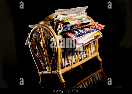 Zeitungen in ein Zeitungsständer Stockfoto