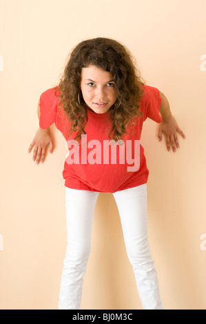 Porträt der jungen Frau im roten Hemd Stockfoto