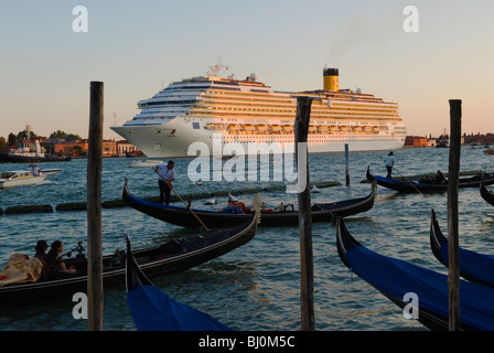 Venedig Kreuzfahrtschiff, Massentourismus Touristen, die am Abend abreisen, nachdem sie einen Tag in Venedig verbracht haben. Das schwimmende Hotel segelt den Canal Canale de Giudecca hinunter. Die Gondeln aus Venedig drehen herum und warten, bis das Schiff vorbeifährt. Italien der 2009 2000er Jahre. HOMER SYKES Stockfoto