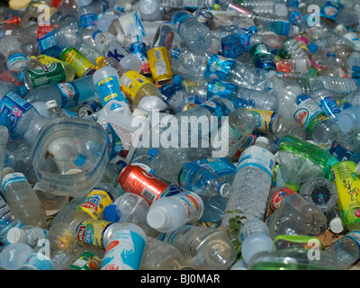 Kunststoff-Flaschen und Dosen für die Wiederverwertung gesammelt Stockfoto