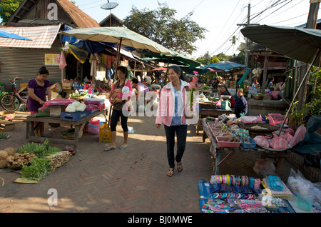 Einkaufen in Prabangs morgendlichen Markt Stockfoto