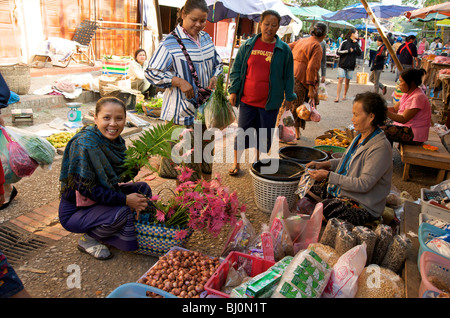 Blumen Prabang am frühen Morgen Markt kaufen Stockfoto