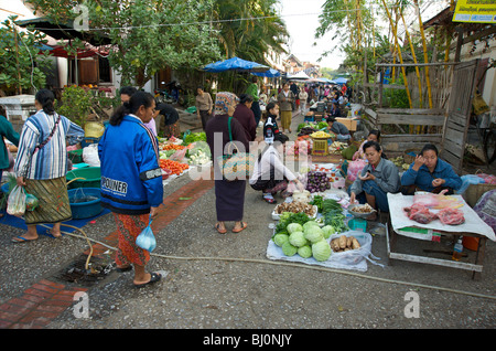 Einkaufen in Prabangs frühen Morgen Lebensmittelmarkt Laos Stockfoto