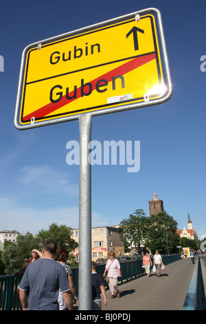 Ortsschild an der deutsch-polnischen Grenze, Guben, Deutschland Stockfoto