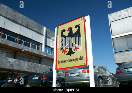 Schild des Bundesverfassungsgerichts mit dem Bundesadler, Karlsruhe, Deutschland Stockfoto
