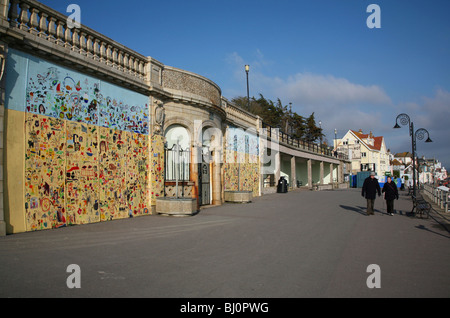 Anzeige von Kinder Graffiti und Kunstwerk am Strand von Lyme Regis, ein beliebter Ferienort an der Südküste Stockfoto