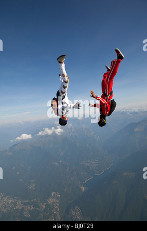 Fallschirmspringer Team leitet nach unten fliegen. Sie versuchen, Handgriffe und halten einander mit mehr als 150 km/h. Stockfoto