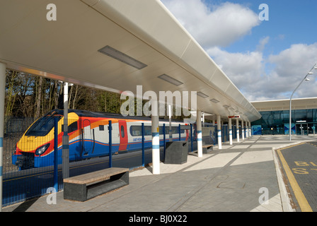 East Midlands-Zug wartet am Bahnhof Corby in Northamptonshire Stockfoto