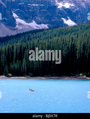 Paar Kanu auf der Aquamarin der Moraine Lake, Banff Nationalpark, Alberta, Kanada Stockfoto