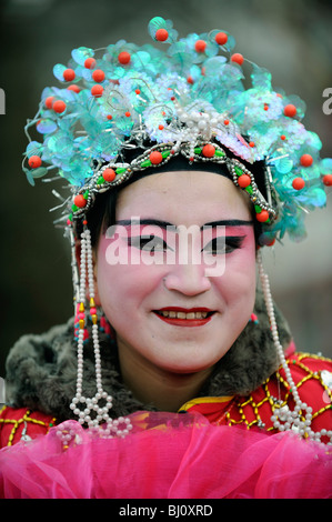 Chinesin mit theatralischen Kostüme beim Frühlingsfest in Yuxian, Hebei, China durchführen. 28. Februar 2010 Stockfoto