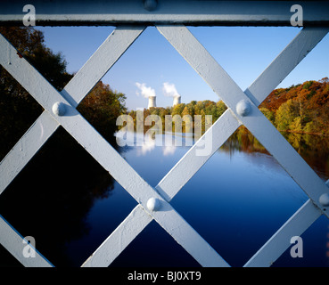 Herbstliche Ansicht über den Schuylkill River der Dampf steigt aus den Kühltürmen des Kernkraftwerks Limerick, Pennsylvania Stockfoto
