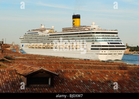 Venedig Kreuzfahrtschiff, Italien. Ein riesiges schwimmendes Hotel verlässt Venedig und segelt den Canale de Giudecca hinunter, um die Dächer der Stadt in den Schatten zu stellen. Massentourismus, Touristen verlassen sich, nachdem sie einen Tag lang Sightseeing verbracht haben. 2009 2000er Jahre HOMER SYKES Stockfoto