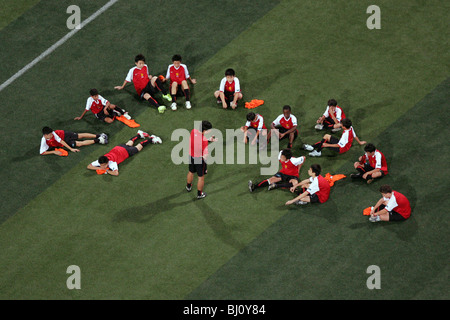 Trainer erklärt Taktiken zu den Spielern, Hong Kong, China Stockfoto