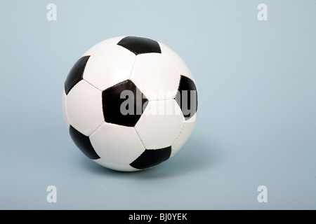 Schwarz weißes Leder-Fußball Stockfoto