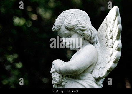 Engelsfigur auf dem Ohlsdorfer Friedhof in Hamburg, Deutschland Stockfoto