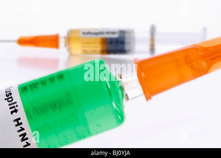 Verschiedene Impfstoffe gegen die Schweinegrippe in zwei Spritzen Stockfoto