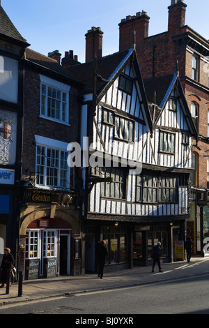 Goldenen Vlies Pub und eine halbe Fachwerkhaus Gebäude auf Bürgersteig York Yorkshire England Stockfoto