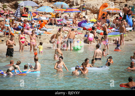 Menschen am Strand, Cala D'Or, Spanien Stockfoto