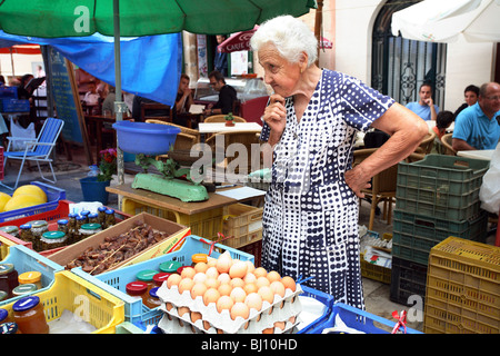 Skeptisch auf der Suche Frau auf einem Markt, Santanyi, Spanien Stockfoto