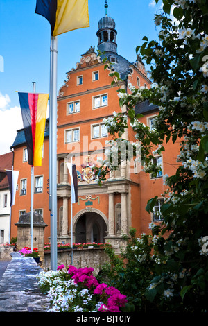 Gebäude mit deutscher Flagge und Blumengarten, Eingang in die Deutschordensschloss Bad Mergentheim Baden-Württemberg Deutschland Stockfoto