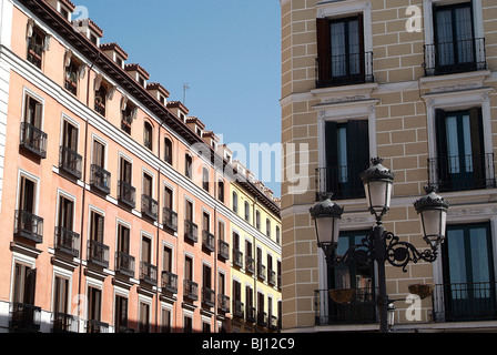 Häuserzeile in der Altstadt, Madrid, Spanien Stockfoto