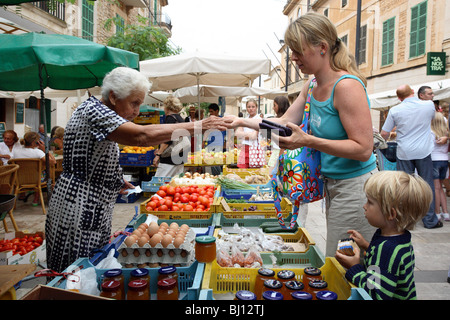 Frau kaufen an einem Marktstand, Santanyi, Spanien Stockfoto