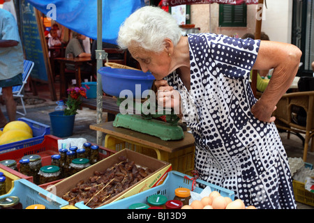 Skeptisch auf der Suche Frau auf einem Markt, Santanyi, Spanien Stockfoto