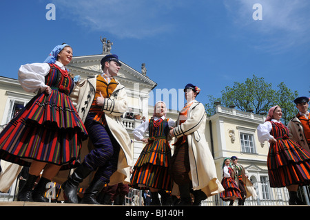 Zofia Solarz "Promni" künstlerische Folk Dance Ensemble aus Warschau Landwirtschaftsuniversität während ihrer show Stockfoto