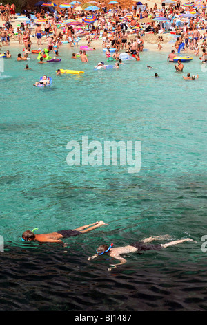 Menschen am Strand, Cala D'Or, Spanien Stockfoto