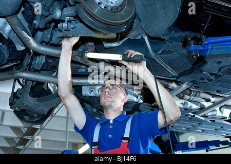 Inspektion der Achsfederung in einem Auto Mechaniker Stockfoto