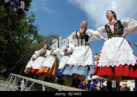 Zofia Solarz "Promni" künstlerische Folk Dance Ensemble aus Warschau Landwirtschaftsuniversität während ihrer show Stockfoto